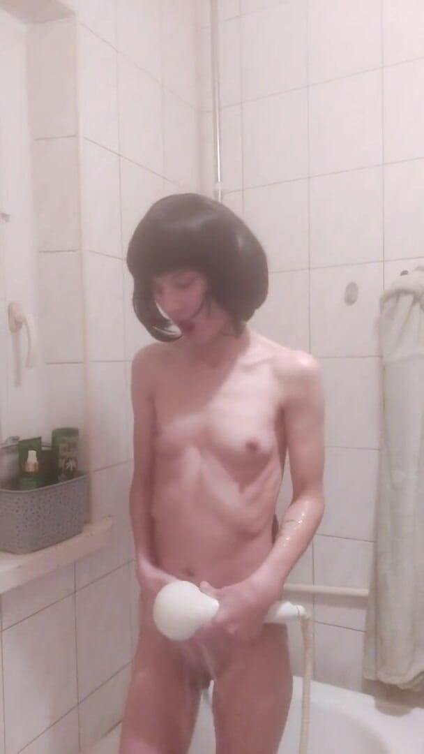Wet Pussy Fuck: A Polish Teenager Masturbates in the Shower with Loud Orgasm
