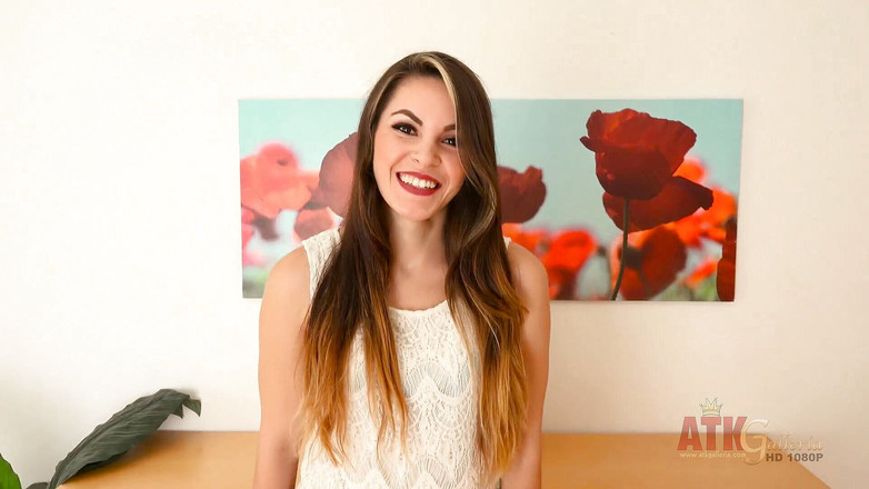 ATKIngdom: Rayna dà un primo sguardo caldo al suo piccolo corpo