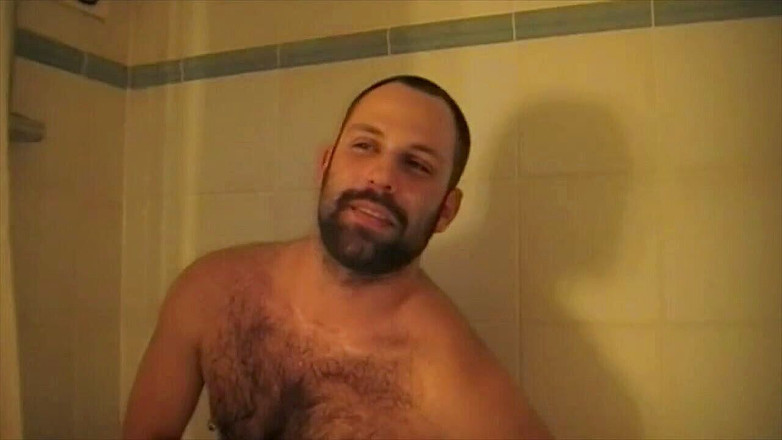 Gaybareback: Dientot sama beruang di toilet