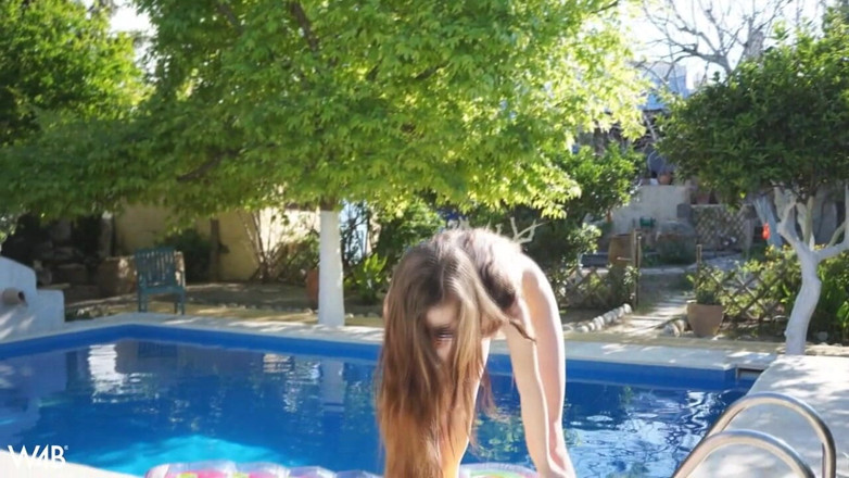 Watch4beauty: Vui vẻ tại hồ bơi