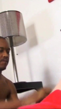 Cette fille blanche et pâle ne peut résister à une grosse bite noire