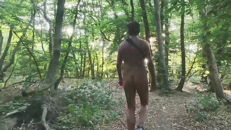 MaleModel: 내 옷을 나무에 두고 숲속에서 알몸으로 걸었다