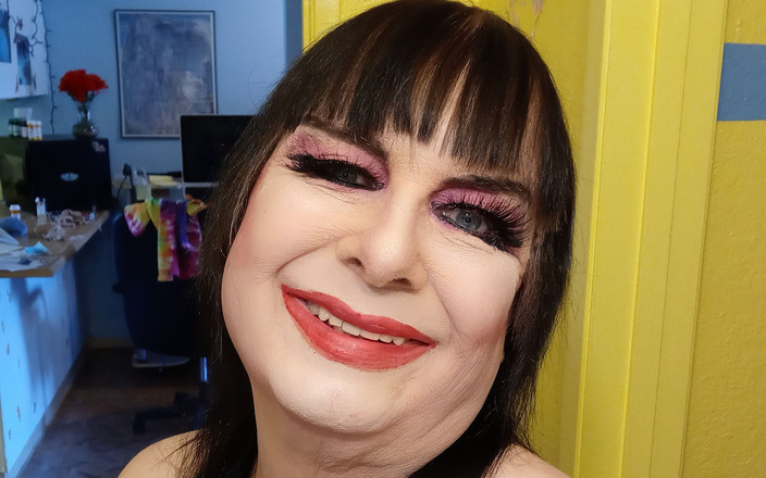 Michele Thompson: Michele Thompson, barangan panas dalam pakaian merah