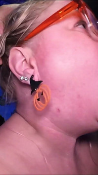 Hals Goblin 146 Vollbusige Blondine Mit Orange Brille Lutscht Schwanz (amateur-blowjob)
