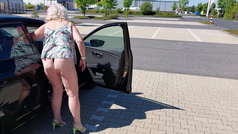 PureVicky66: Babička nadržená v autě!