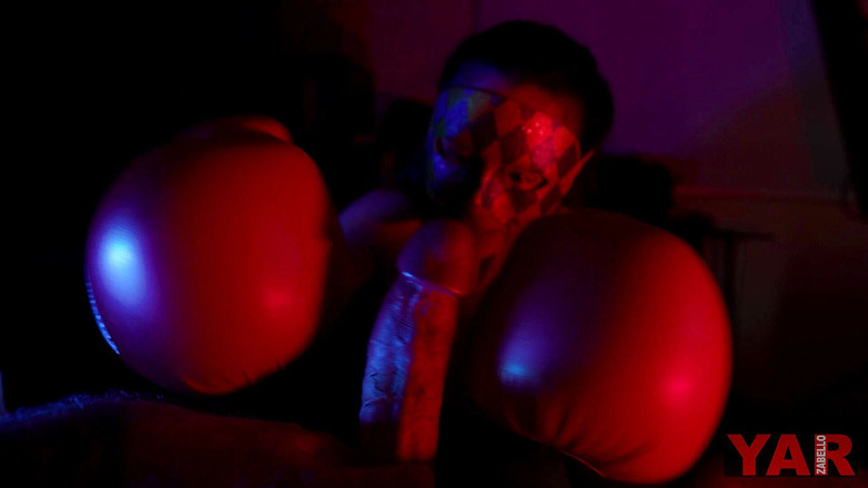 YARzabello: बॉक्सिंग दाईं ओर दस्ताने पहनी बाईं कोने वाली पत्नी में बड़े लंड से लड़ती है