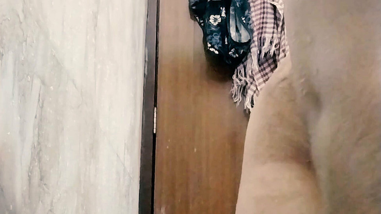 Riyathakur: Ragazza punjabi e sinistra con chiaro audio hindi sporco