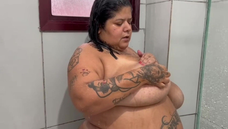 Mary Jhuana: BBW en la ducha