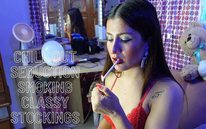 Anitta: 고급 스타킹과 담배 유혹