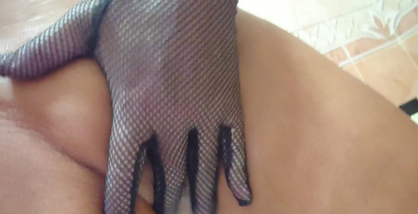 Natalie K: Senin için bu çarşamba ıslak, çıplak vücuduma su döküyor, meme uçlarımı azdırıyor ve...