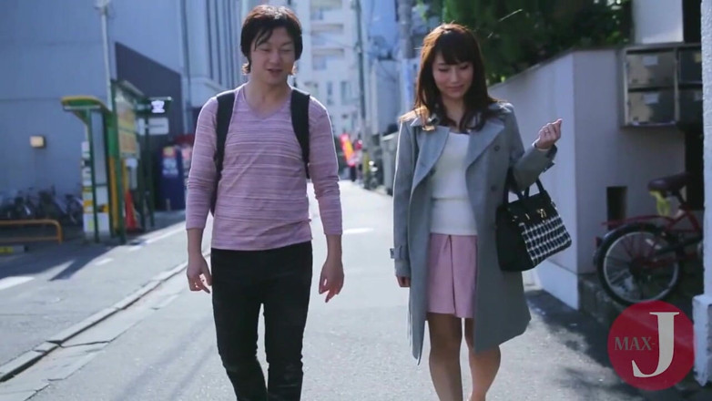 Asian happy ending: Awek Asia yang cantik menghisap zakar teman lelakinya di bilik...