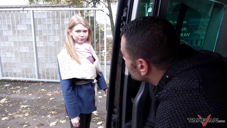 Take Van: Незнакомец предлагает прокатиться на симпатичной потерянной блондинке и трахнуть ее в фургоне