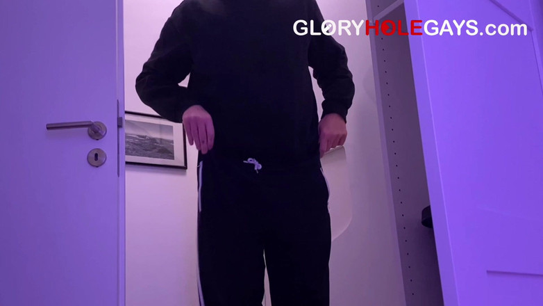 GLORYHOLEGAYS: El chico ítalo de 22 quiere su primera descuidada y pierde totalmente...