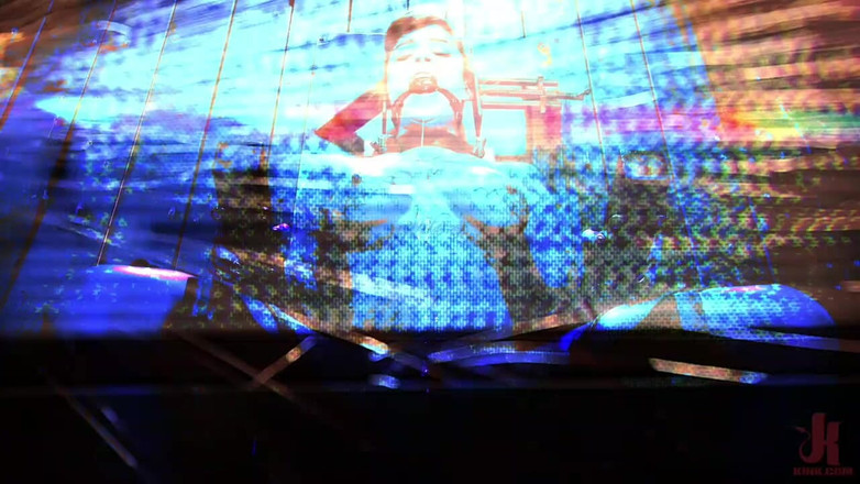 Kink: Blonda Damsel este nelinistită în dispozitive și chinuită