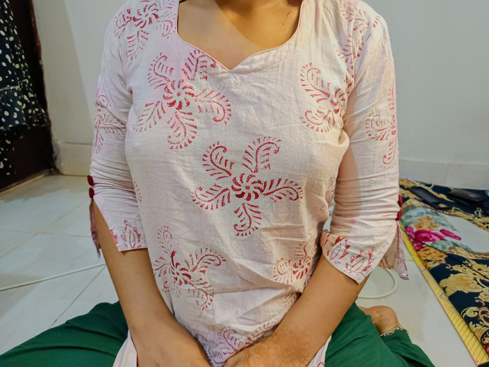 Riya_Moni077: Ich habe das zimmermädchen allein in einem leeren haus gefunden...