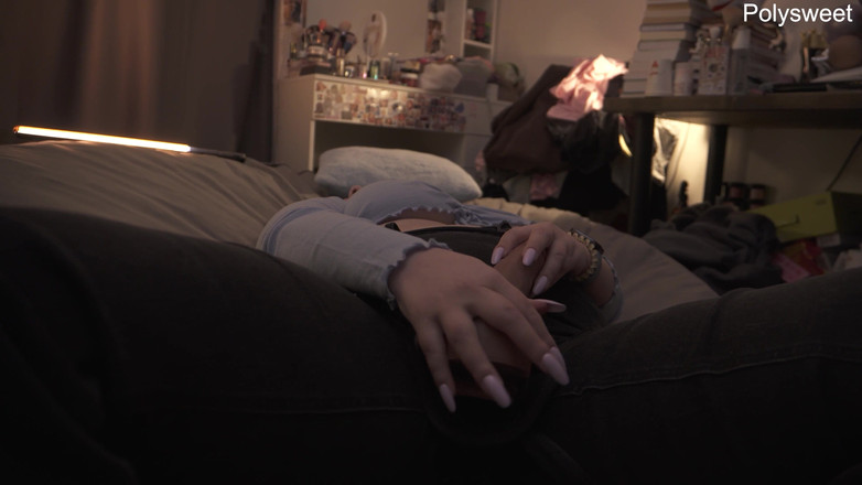 Polly Sweet: 네가 내 스트랩온을 빨고 내 발가락을 핥은 후에 나는 네 입에 침을 뱉어