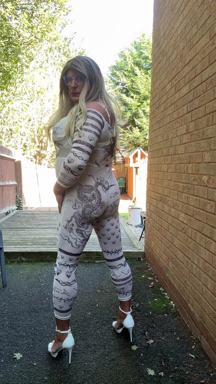 Kellycd2022: Sexig crossdresser Kellycd2022 i sexig vit jumpsuit och klackar
