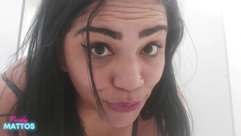 Nicoly Mattos: Il portiere cattivo è sborrata sulla mia piccola figa pelosa!