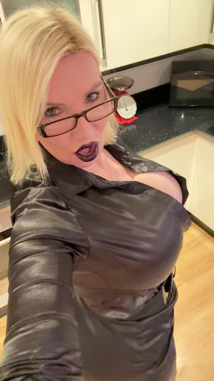 Sophie James: Puan gincu hitam menyembah tetek besar &amp; pepek