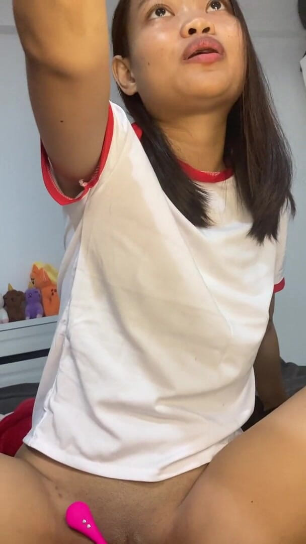 Cupcake: Fisting young Thai girl