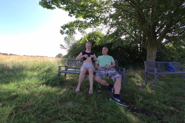 BlondeHexe VR: Loira excitada é fodida em público por estranho!