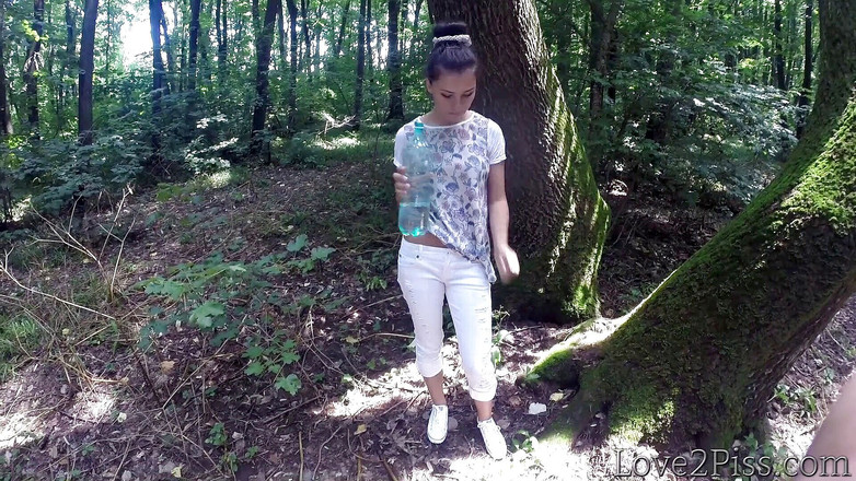 Love 2 Piss: Ormanda işiyor