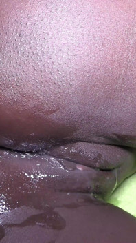 Bubble Butt Tight fitta tar en stor kuk och en stor sats med sperma