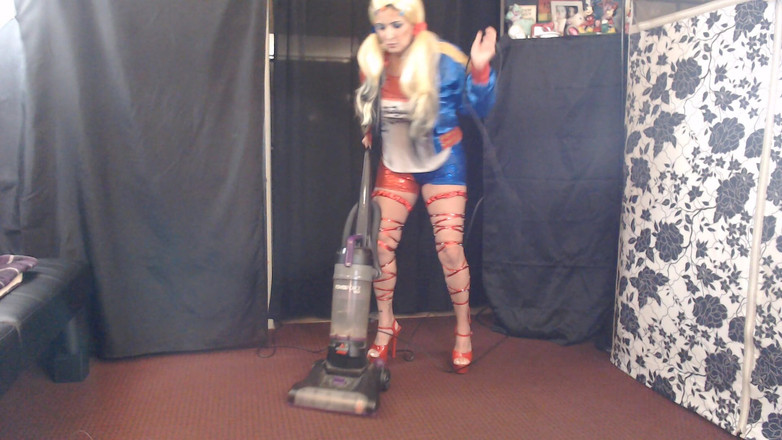 Abby Anna: Harley Quinn dziwka odkurzanie