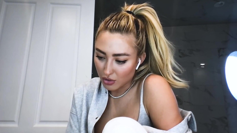 Pillow Talk: Stefanie Gurzanski’s Dm’s Are Open Boys!!!