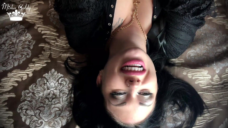 Goddess Misha Goldy: Seksi dev kadın seni canlı canlı tüketmeden önce aç ağızlarının üzerinde sallanıyor