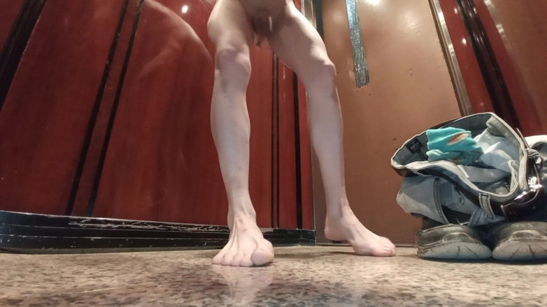 Dan Eagle: Déshabillage dans l’ascenseur