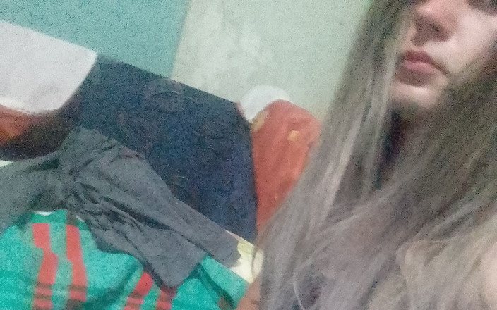 Anuta trans: Русский кросс из-под траха лижет сперму Sv с его ног