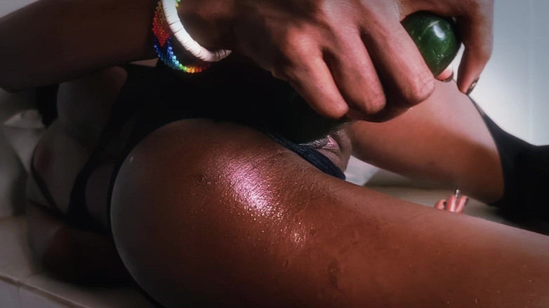 Missblackreey: Quente petite ébano - masturbação com pepino