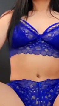 La sexy latina indossa occhiali e lingerie blu