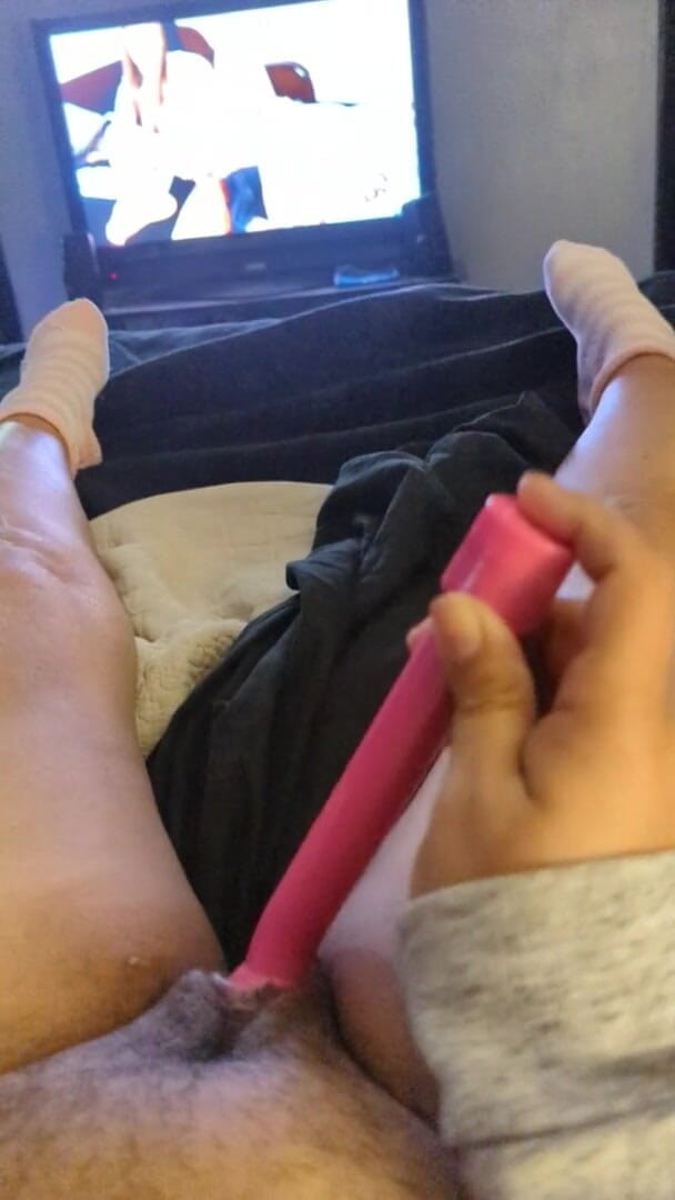 OnlyElla: 在隔壁的室友聚会时，差点抓住了高潮和观看色情片