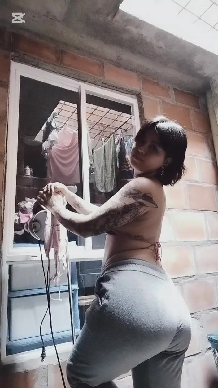 Dalyla: Колумбійка танцює, поки її сусід спостерігає за нею