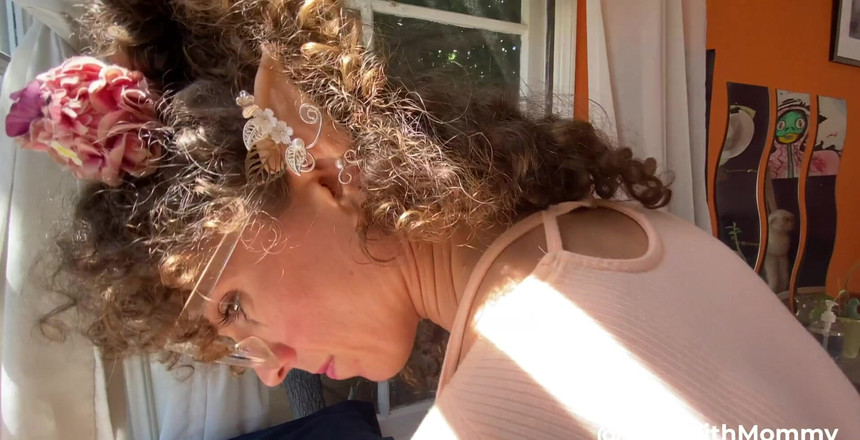 VibeWithMommy: Güzel Elvin üvey anne sert sikiliyor! Bu elf kremlerin efendisi tarafından...