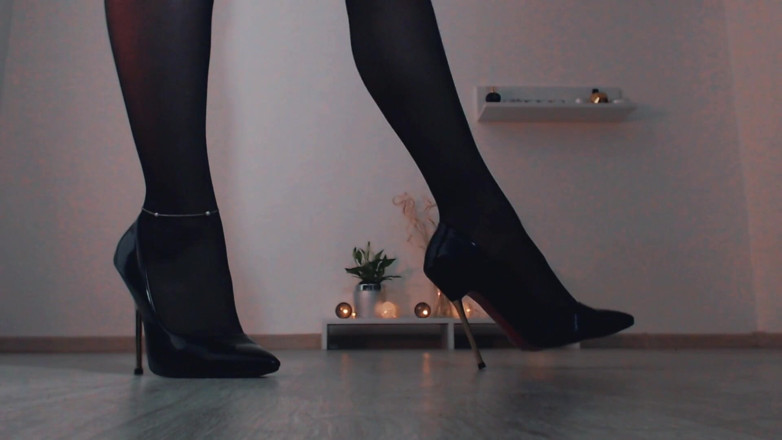 LegsOnHeels: 私はあなたがナイロンでとても上品なハイヒールに興味を持っていることを知っています、かかとで私の足に従ってください!