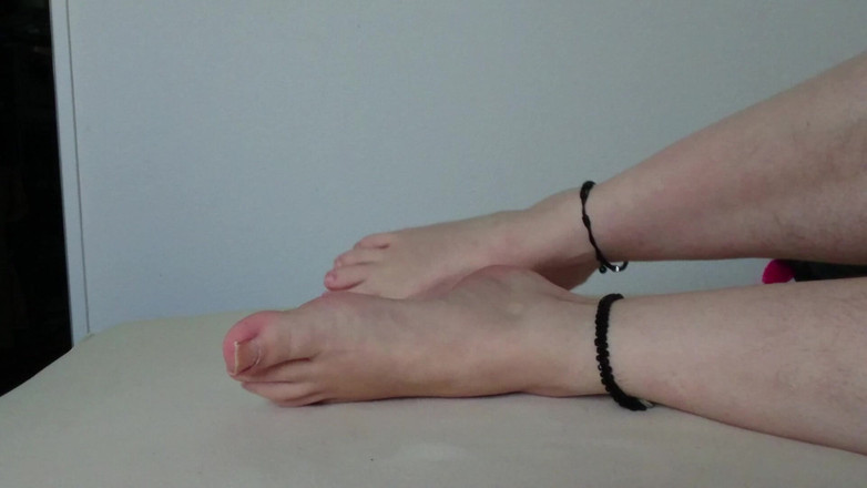 Carmen_Nylonjunge: Mis Feos Pies Descalzos En La Cama