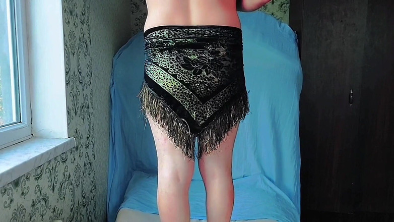 Kitty_Cross: चंचल बहिन मुस्कान के साथ पेस्टल गिफ्ट बॉक्स पकड़ रही है