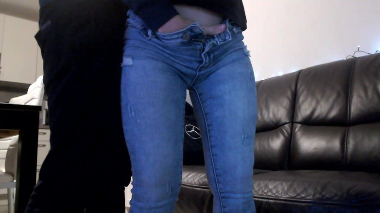 MagicStas: MILF-freundin fingert in jeans und durch höschen