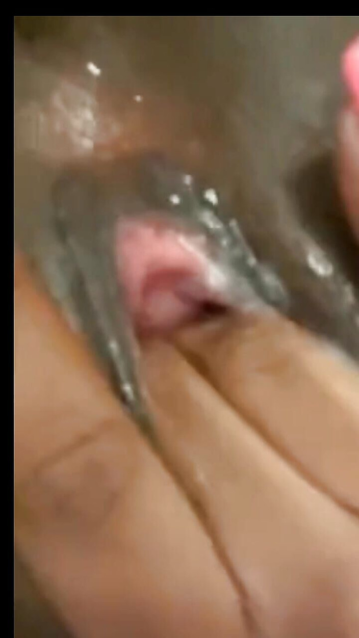 Cuteteddy: Âm hộ nhỏ giọt ướt át