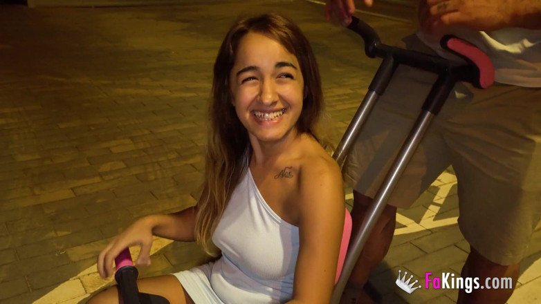 FAKings: La petite Munequita Enfadada essaye les merveilles du sexe hardcore !