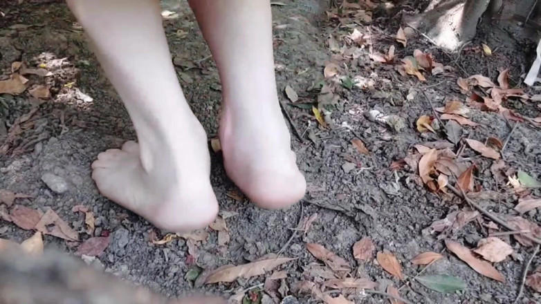 Kitty_Cross: Linda chica trans se cepilla la falda antes de salir