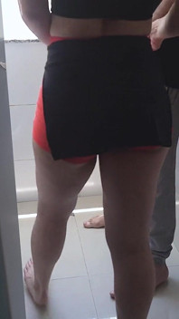 Blowjob dan memerah susu saat suami sedang mandi.