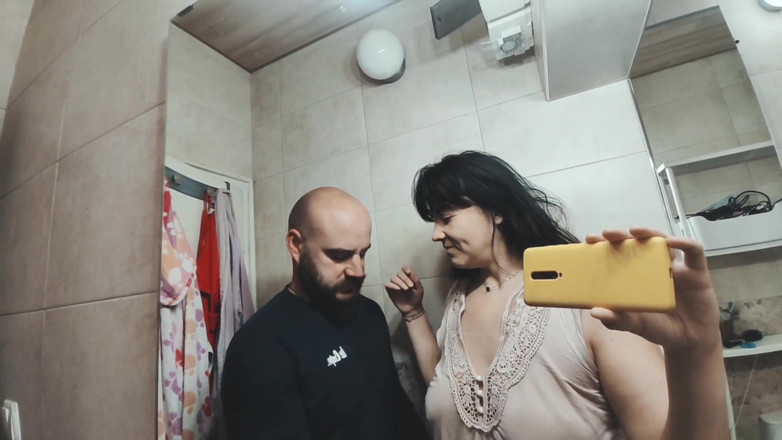 Hairy Homemade Amateur Orgasms: Pissen in de mond van haar man - vernederingsfetisj