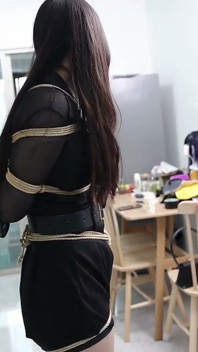 束缚的女友在客厅当中移动，这非常困难