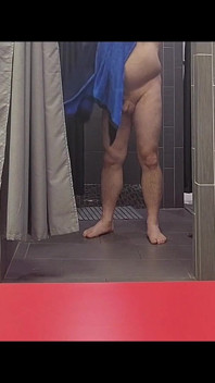 Wurde in der fitnessstudio-dusche und umkleidekabine erwischt