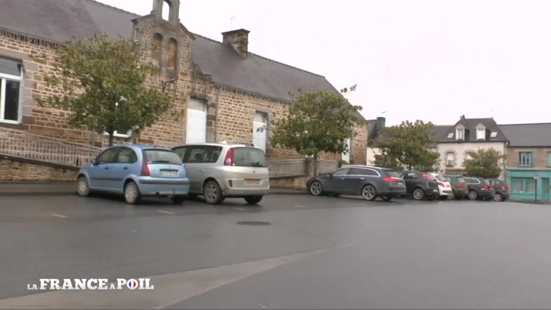 Rue Chaude: Exhibitionist Milf gets double penetration by strangers