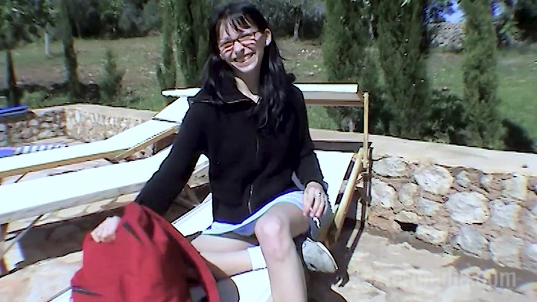 Sextermedia by Pete: Chatte Mouillée Baisée Par Un Vibromasseur Sur La Plage